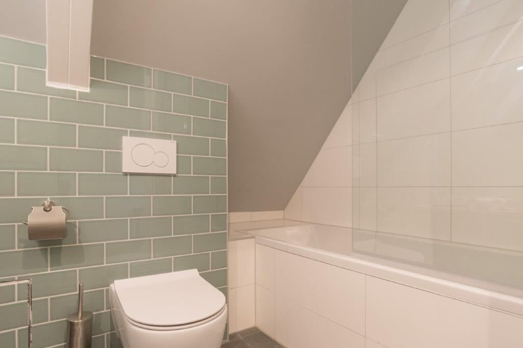 Un baño con inodoro, lavabo y bañera.