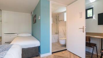 Kolmen hengen comfort-huone | Kylpyhuone | Ilmaiset hygieniatuotteet, hiustenkuivaaja, pyyhkeet