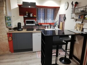 Réfrigérateur, micro-ondes, plaque de cuisson, cafetière/bouilloire