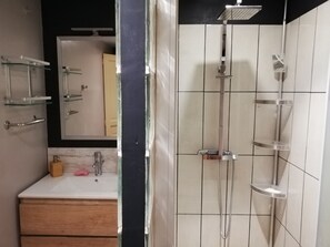 Douche, sèche-cheveux, serviettes fournies, savon