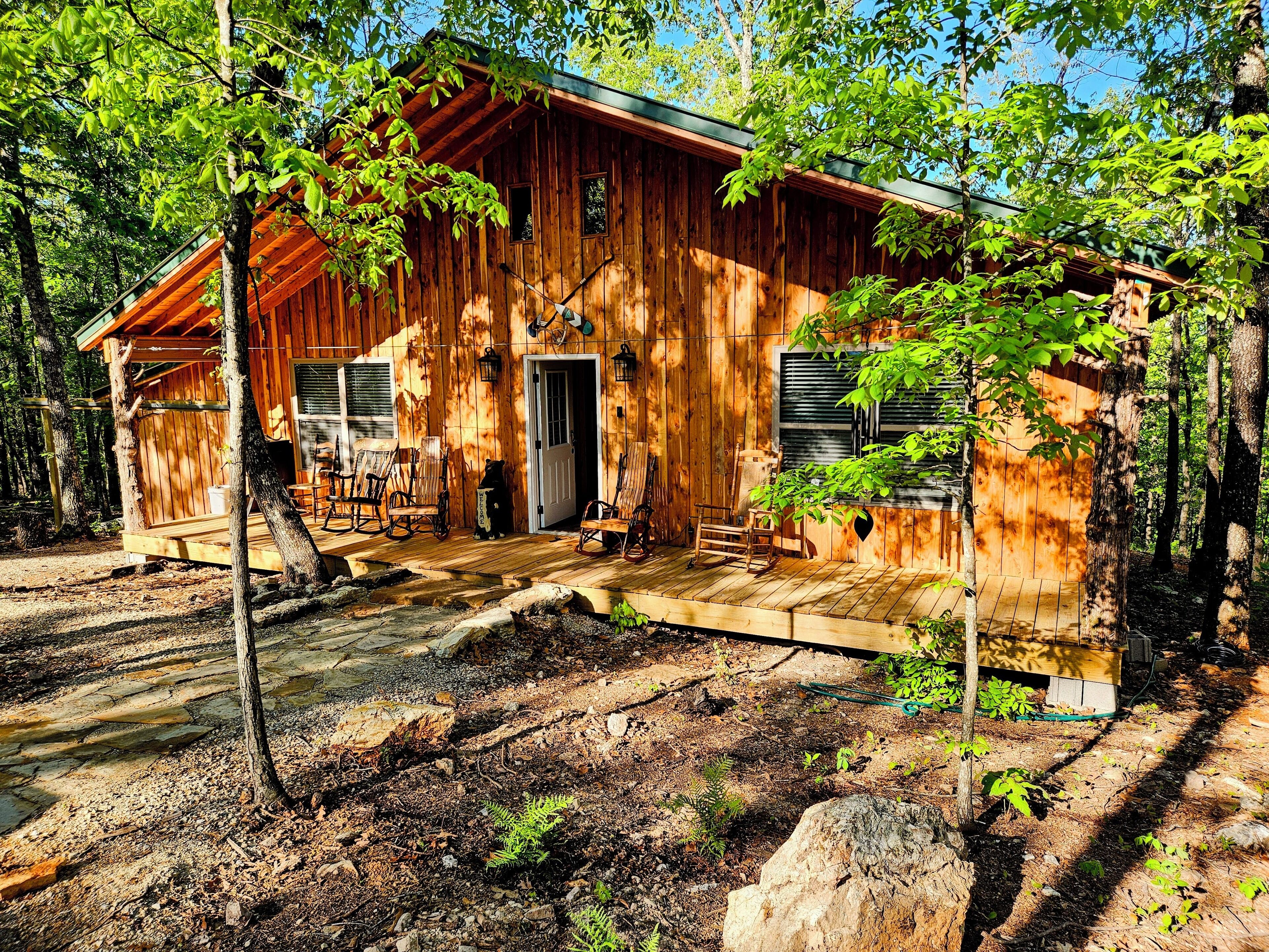 "The Hideaway Cabin" Newly constructed cozy cedar cabin in the Ozark Mountains.