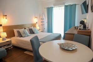 1 sovrum, skrivbord, strykjÀrn/strykbrÀda och resesÀng