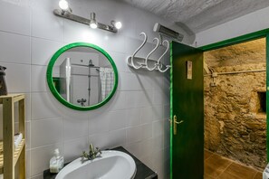 Banheira, secador de cabelo, toalhas de banho 