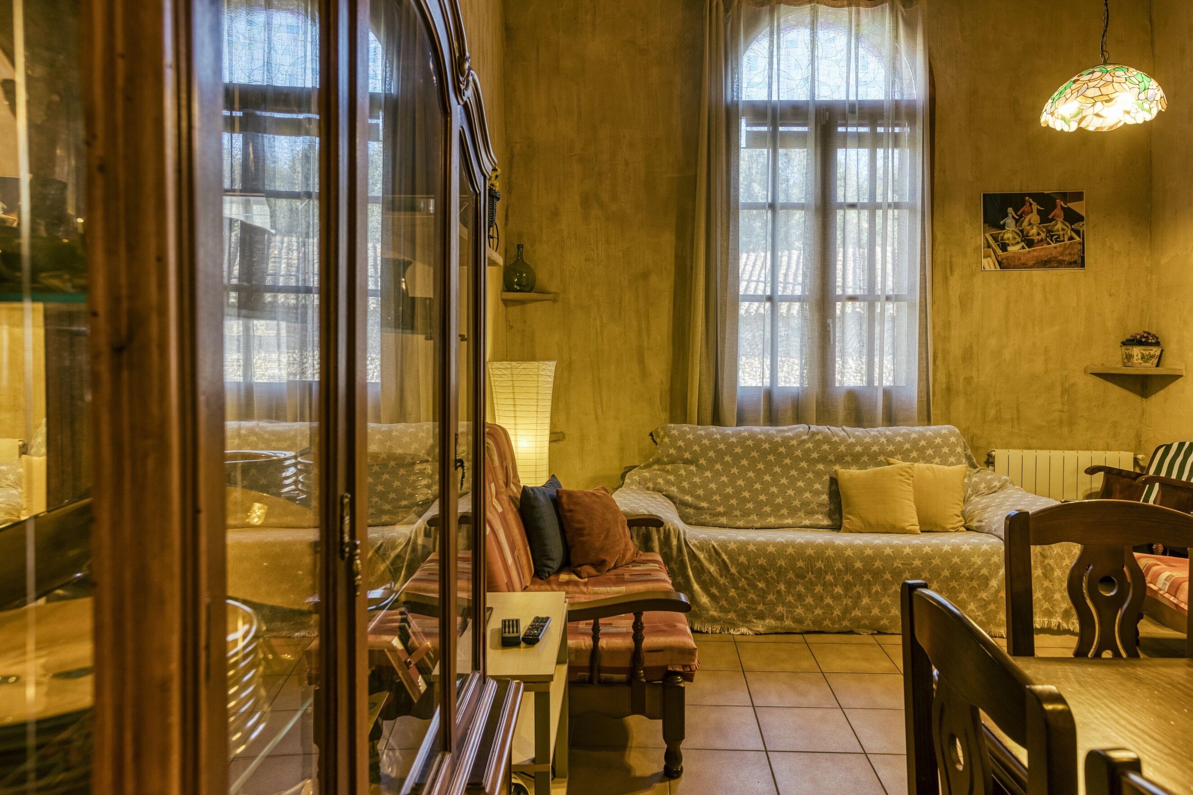 Tv, eldstad, dvd-spelare och ett bordtennisbord