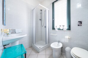 Douche, sèche-cheveux, serviettes fournies