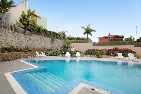 Pool. Vacation Home 'La Quinta Adosado' with Sea View, Shared Pool & Wi-Fi