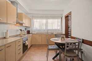 Private kitchen - Vacation Home 'La Quinta Adosado' with Sea View, Shared Pool & Wi-Fi (Santa Ursula)
