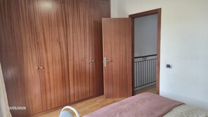 3 chambres, fer et planche à repasser, accès au Wi-Fi (inclus)
