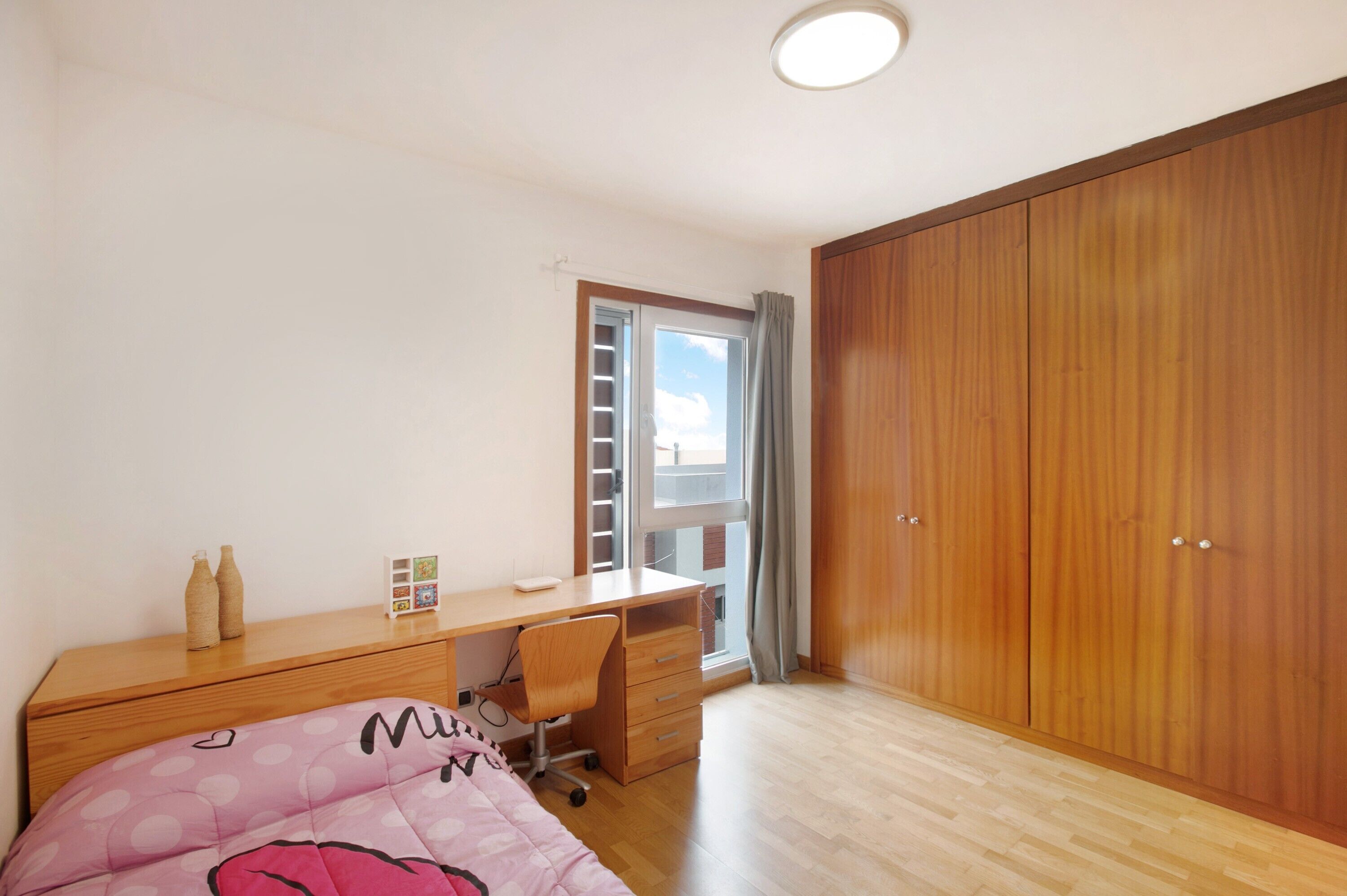 3 slaapkamers, een strijkplank/strijkijzer, gratis wifi, beddengoed