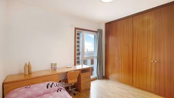 3 slaapkamers, een strijkplank/strijkijzer, gratis wifi, beddengoed