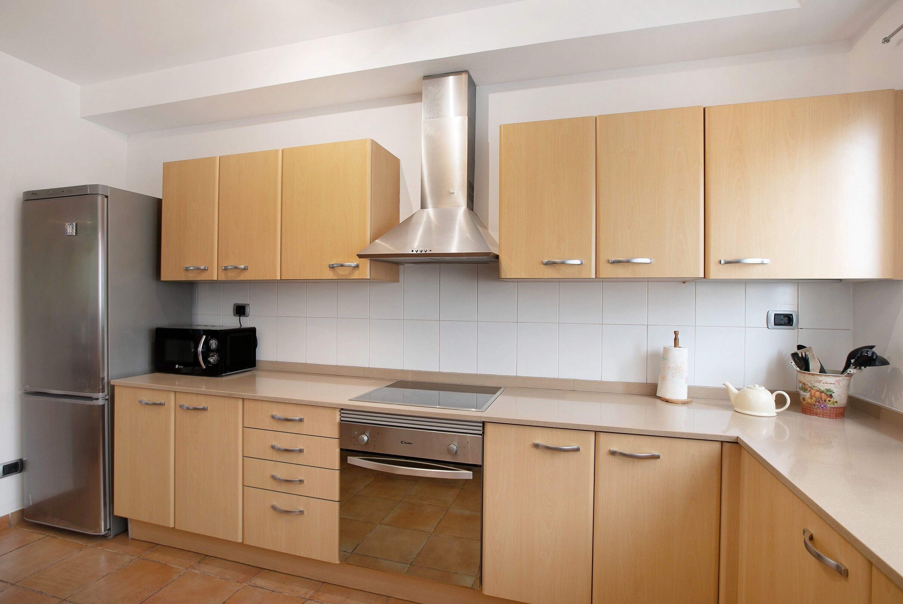 Een koelkast, een magnetron, een oven, een kookplaat