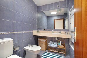 Een bad, een haardroger, handdoeken