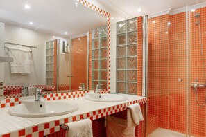 Dusche, Haartrockner, Handtücher