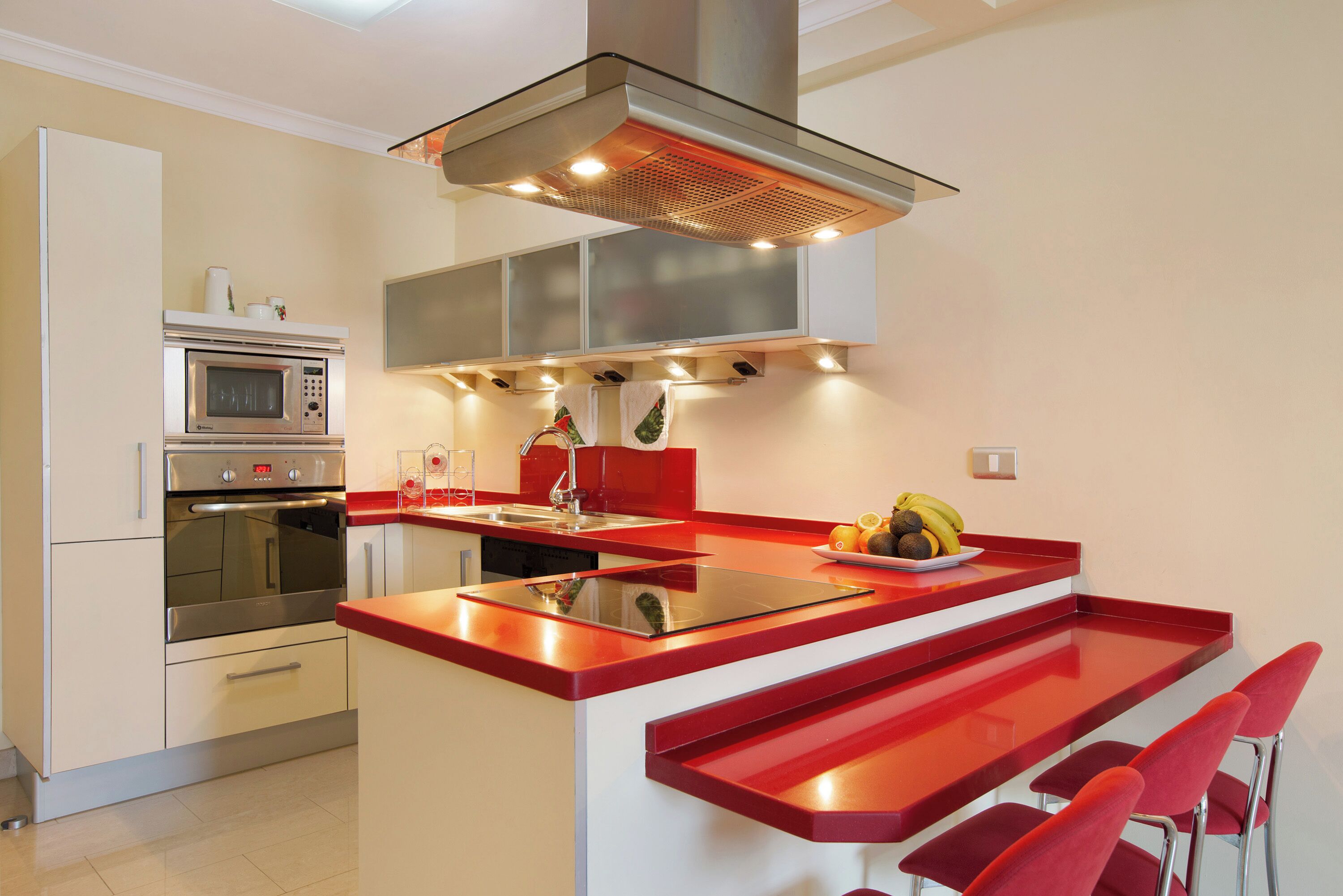 Jääkaappi, mikroaaltouuni, uuni, liesi