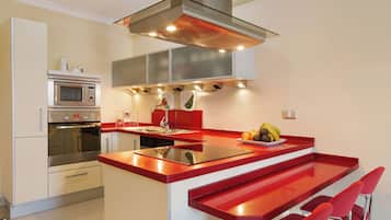 Jääkaappi, mikroaaltouuni, uuni, liesi