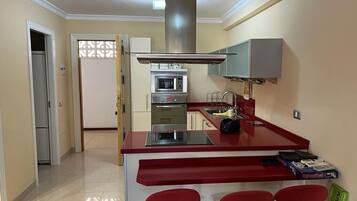 Frigorífico, microondas, horno y placa de cocina