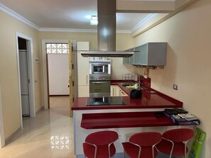 Geladeira, micro-ondas, fogão, cooktop