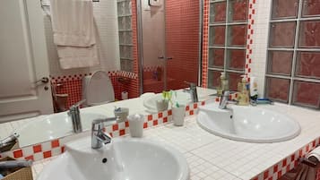 Douche, sĂšche-cheveux, serviettes fournies