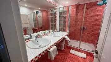 Een douche, een haardroger, handdoeken