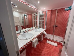 Chuveiro, secador de cabelo, toalhas de banho 