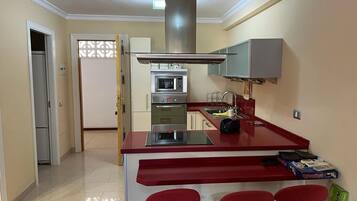 Een koelkast, een magnetron, een oven, een kookplaat