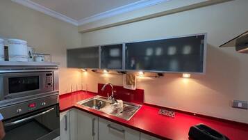 Kjøleskap, mikrobølgeovn, ovn og kokeplater