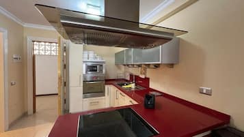 Frigorífico, microondas, horno y placa de cocina