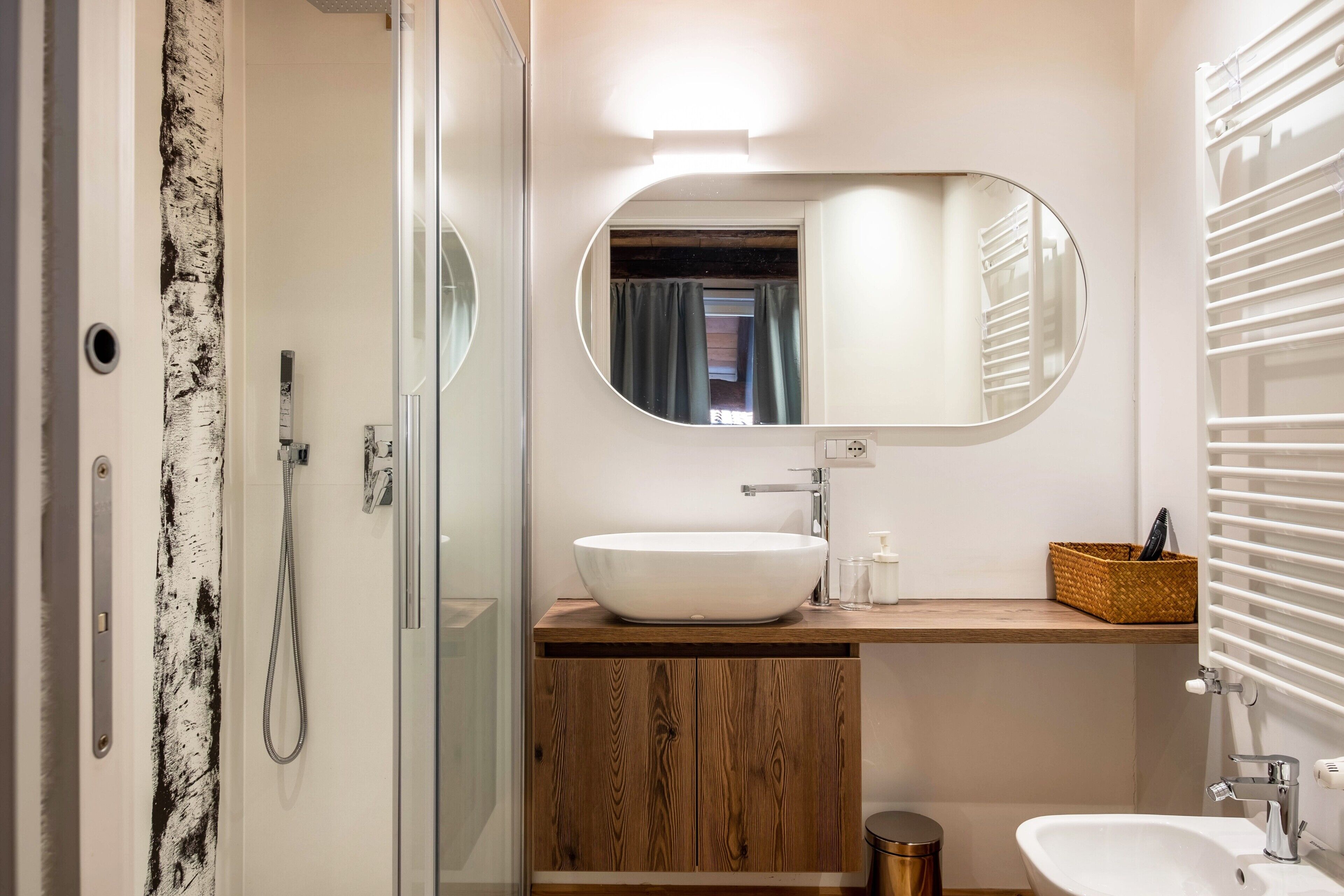 Dusche, kostenlose Toilettenartikel, Haartrockner, Handtücher