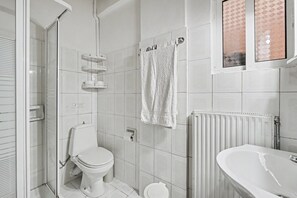 Bathtub, towels