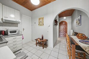 Réfrigérateur, four, plaque de cuisson, cafetière/bouilloire