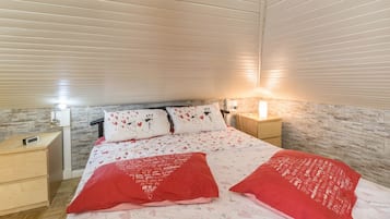 2 bedrooms, iron/ironing board, free WiFi, bed sheets