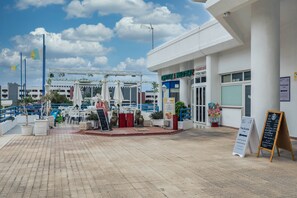 Outdoor dining - Paraiso del Sur Studio Apartment with Sea View, Shared Pool, and Wi-Fi (Adeje)