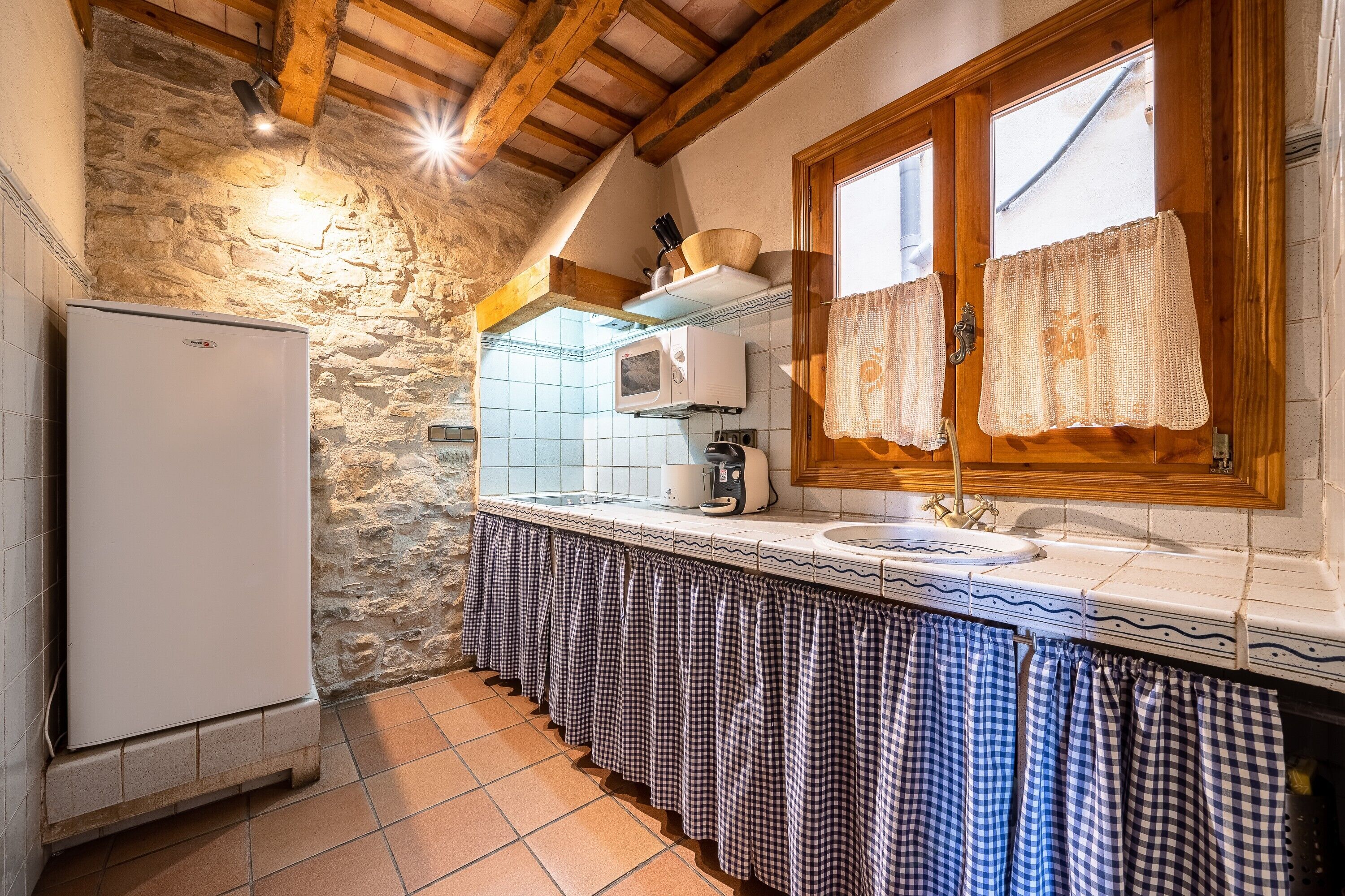 Jääkaappi, mikroaaltouuni, liesi, kahvin-/teenkeitin