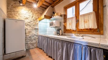 Jääkaappi, mikroaaltouuni, liesi, kahvin-/teenkeitin