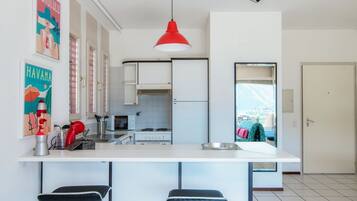 Een koelkast, een magnetron, een oven, een kookplaat