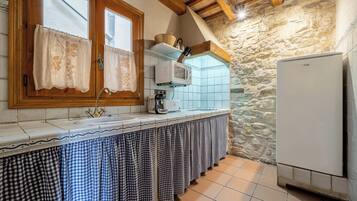 Frigorífico, microondas, placa de cocina y cafetera o tetera