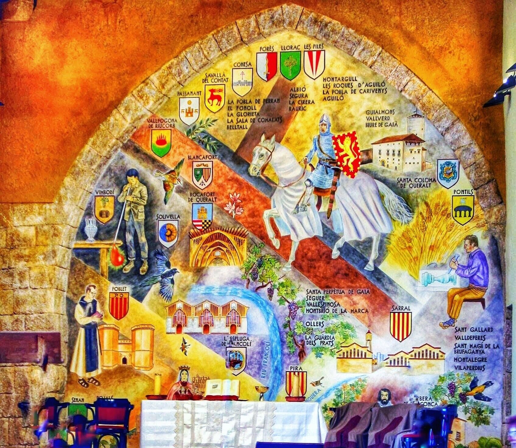 Un mural con varios símbolos heráldicos, un caballero a caballo y elementos arquitectónicos.