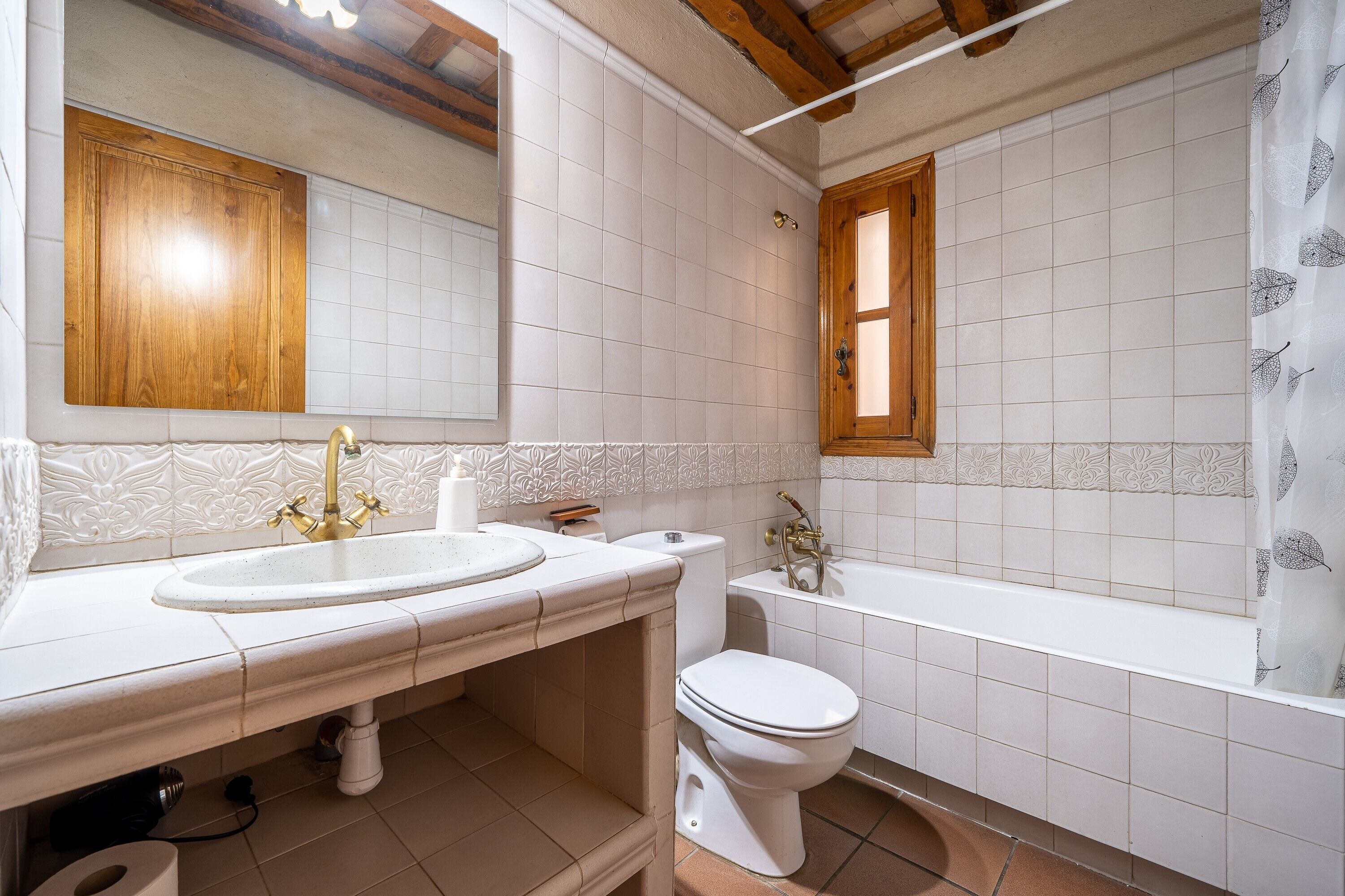 Une salle de bain avec un lavabo, des toilettes et une baignoire.