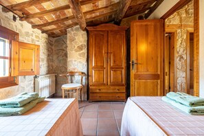 4 bedrooms, free WiFi, bed sheets