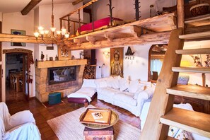 TV, fireplace, stereo
