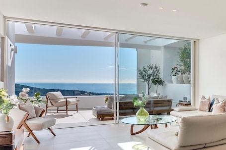 TV, streaming services. Palo Alto Marbella-Luxury-Sea View Apartment, Wi-Fi and Air Conditioning