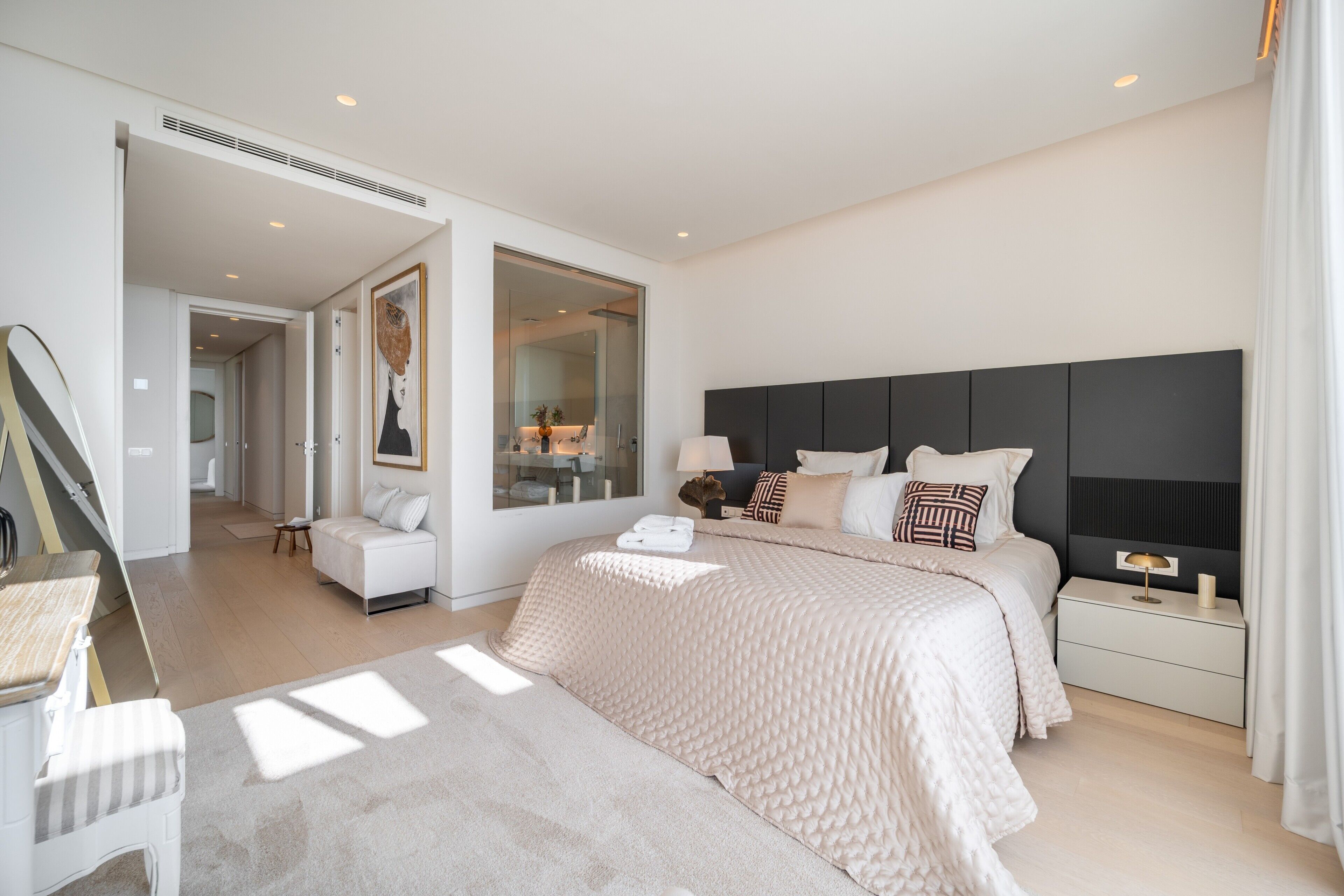 3 slaapkamers, een strijkplank/strijkijzer, gratis wifi, beddengoed