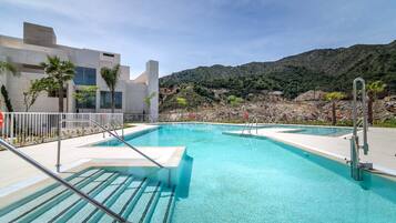 Een binnenzwembad en een verwarmd zwembad