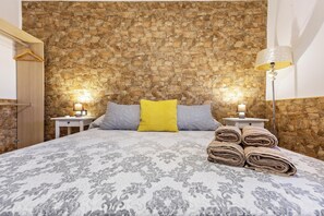 4 bedrooms, iron/ironing board, free WiFi, bed sheets