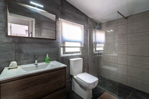 Douche, sèche-cheveux, serviettes fournies