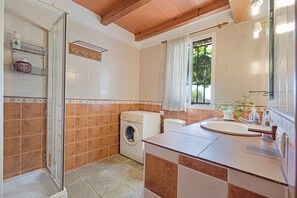 Shower, hair dryer, towels - Holiday Home 'Casa Andrea' with Mountain Views, Shared Pool & Wi-Fi (Barbate)