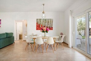 Dining - Pet-Friendly Villa 'La Casita de la Florida' with Pool & Wi-Fi (Conil de la Frontera)