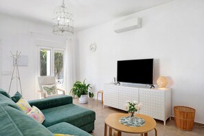 TV - Pet-Friendly Villa 'La Casita de la Florida' with Pool & Wi-Fi (Conil de la Frontera)
