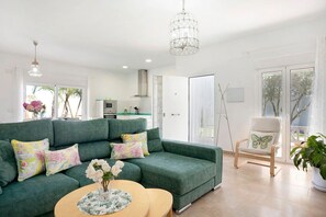 TV - Pet-Friendly Villa 'La Casita de la Florida' with Pool & Wi-Fi (Conil de la Frontera)