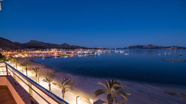A coastal town at night with a marina, beach, and mountains in the background. - Vacation Home 'Tanamar' near Beach with Balcony & Wi-Fi (Puerto Pollensa)